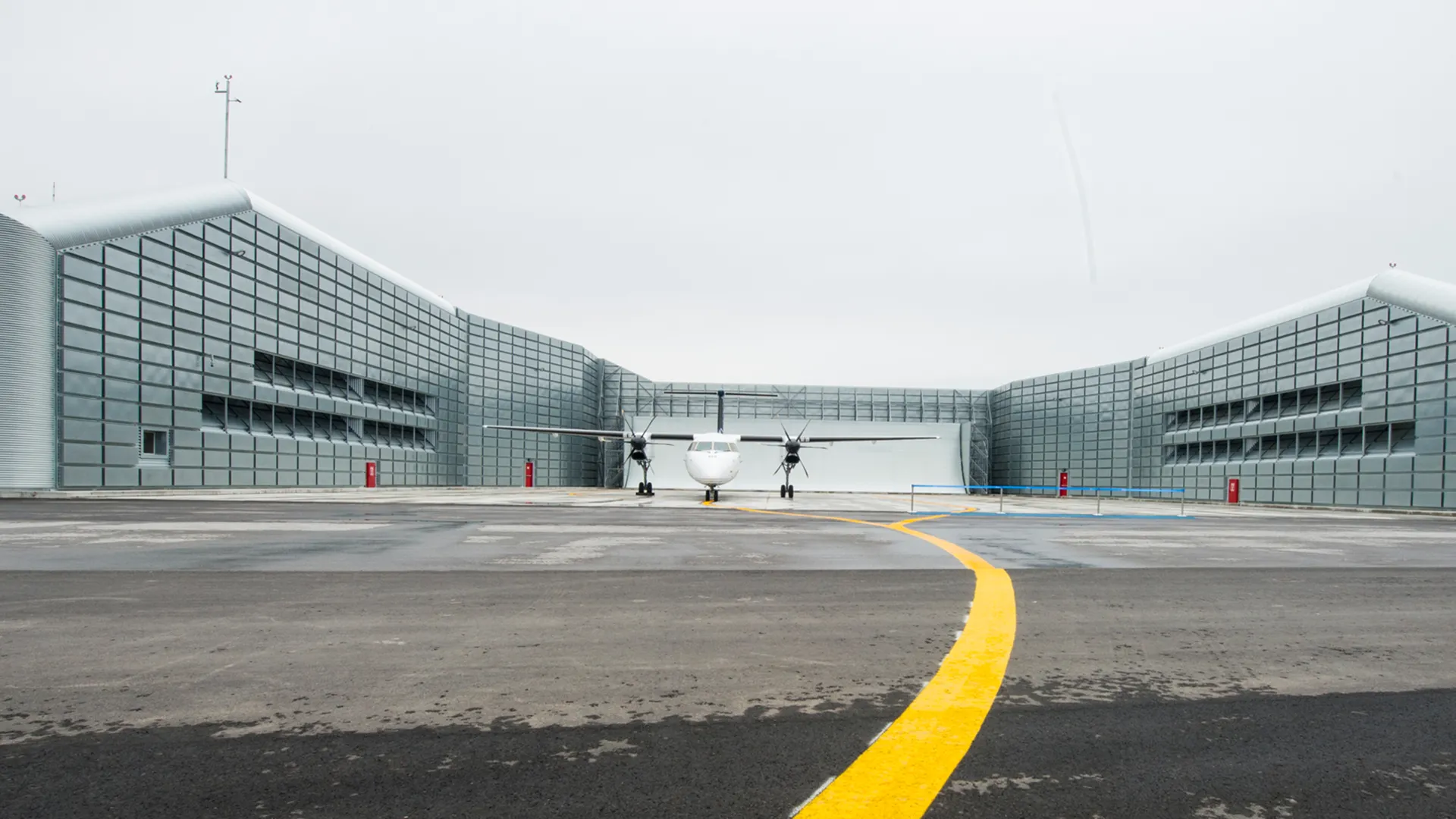 Photo of a plane in Billy Bishop Toronto City Airport’s Ground Run-Up Enclosure